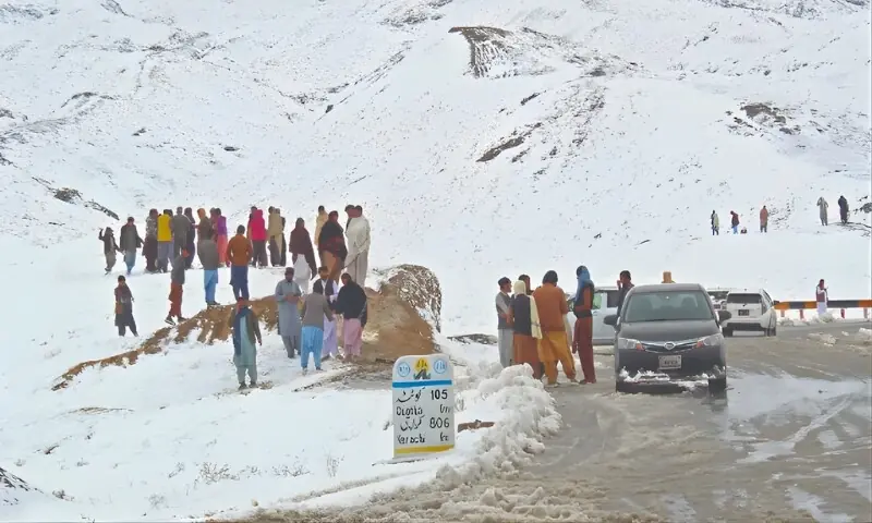 ملک بھر میں برفانی طوفان: مری،پارہ چنار اور کوئٹہ میں سردی کے ریکارڈ ٹوٹ گئے