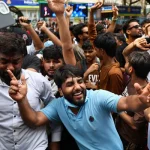 بھارتی نوجوان مودی کوگھٹنوں پرلےآئے،وزیرتعلیم استعفیٰ دینےپرمجبور