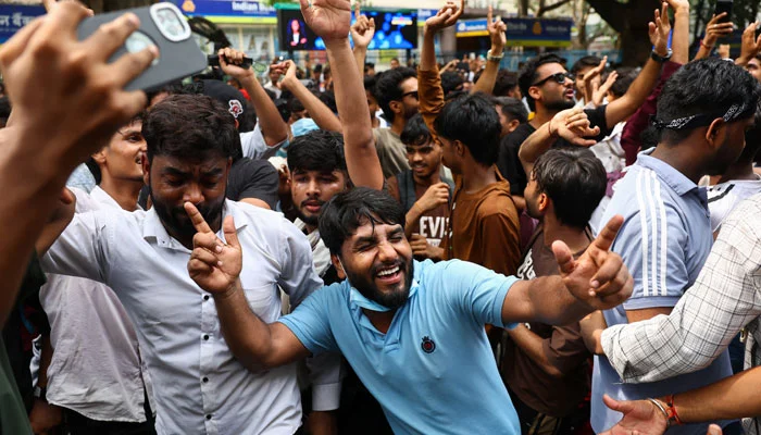 بھارتی نوجوان مودی کوگھٹنوں پرلےآئے،وزیرتعلیم استعفیٰ دینےپرمجبور