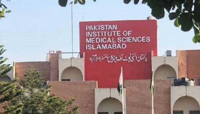 وزیراعظم کا بڑا فیصلہ،پمز کے 8 عہدیدارمعطل، فوجداری مقدمات کا حکم