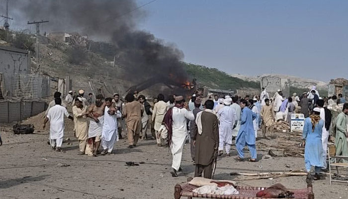 ڈیرہ اسماعیل خان میں مبینہ خودکش دھماکا، 2 سال کے بچے اور 2 خواتین سمیت 12 افراد شہید