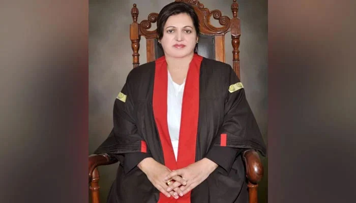ججز کی ‘آنکھیں ضائع ہو گئی ہیں’، لاہور ہائی کورٹ کا ایف آئی آرز کا فونٹ بڑھانے کی ہدایت