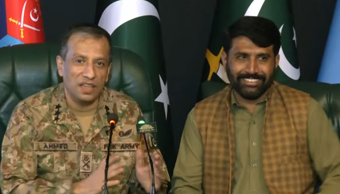 پاک فوج نے بھارتی فوج کےہاتھوں شہیدفوجی جوان صحیح سلامت میڈیاکےسامنے پیش کردیا